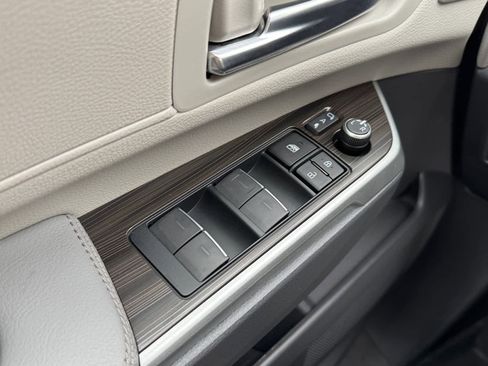 Used 2023 Toyota Sienna Limited image 19