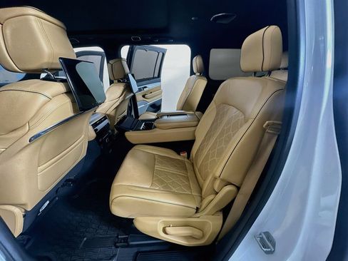 Used 2022 Jeep Grand Wagoneer Series III w/ Rear Seat Video Group 1 AWD/4WD image 17