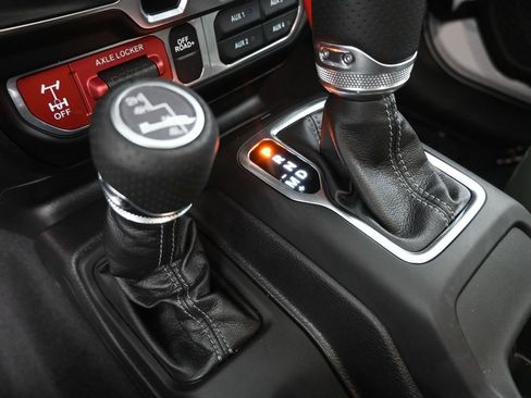 Used 2025 Jeep Gladiator Mojave w/ Convenience Group image 9