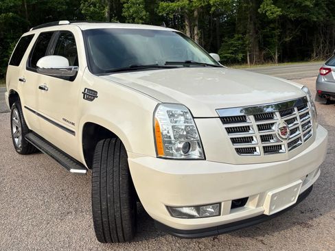 Used 2011 Cadillac Escalade Premium AWD/4WD image 8