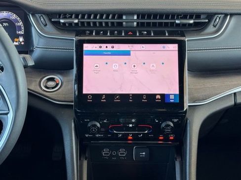 Used 2024 Jeep Grand Cherokee Limited image 30