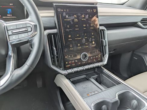 Used 2024 GMC Acadia Elevation image 29