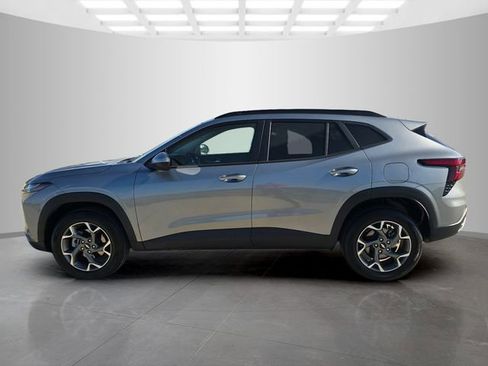 Used 2025 Chevrolet Trax LT w/ LT Convenience Package FWD image 8
