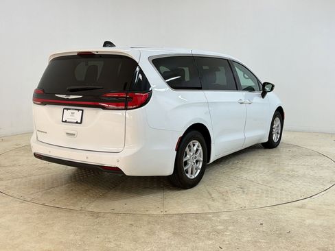 Used 2024 Chrysler Pacifica Touring-L FWD image 9