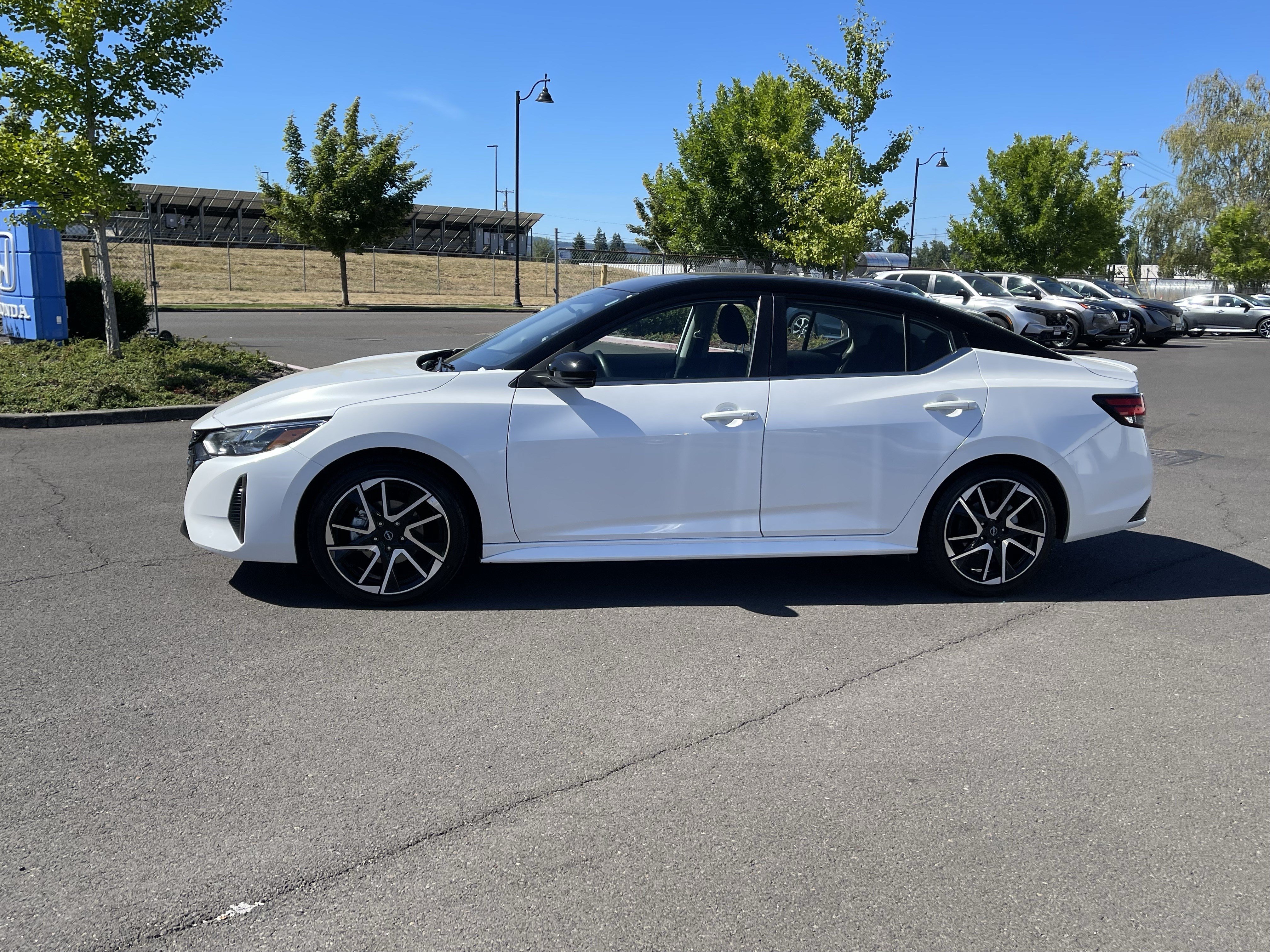 Used 2025 Nissan Sentra SR FWD image 2