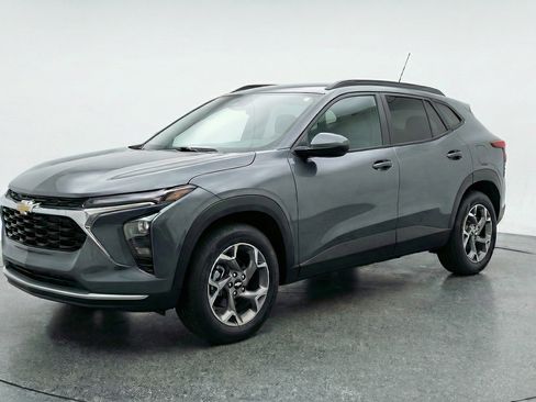 Used 2025 Chevrolet Trax LT w/ LT Convenience Package image 3