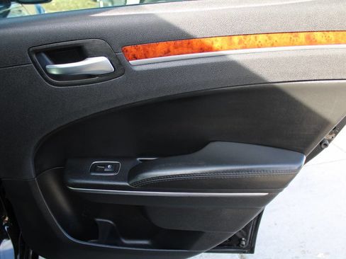 Used 2014 Chrysler 300 image 5