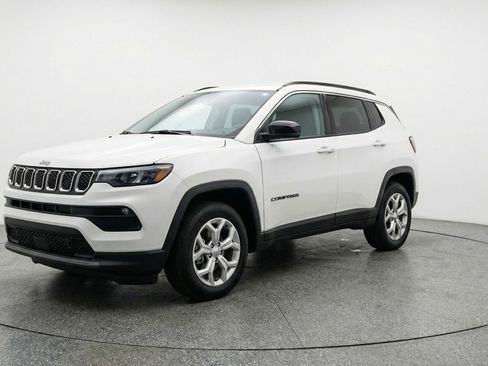 Used 2025 Jeep Compass Latitude AWD/4WD image 3