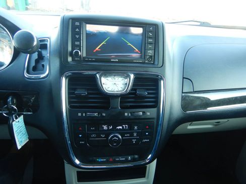 Used 2013 Chrysler Town & Country Touring-L image 15