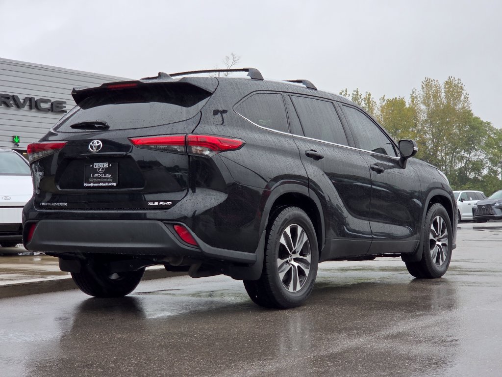 Used 2021 Toyota Highlander XLE AWD/4WD image 25
