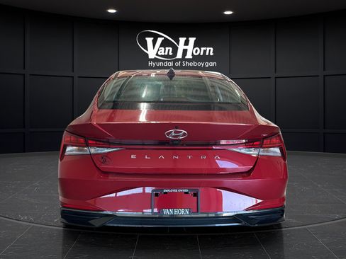 Used 2022 Hyundai Elantra SEL w/ Convenience + Premium Package FWD image 6