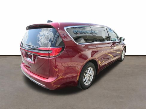 Used 2023 Chrysler Pacifica Touring-L FWD image 5