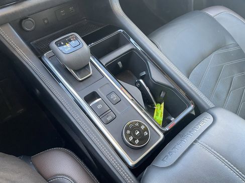 Used 2023 Nissan Pathfinder Platinum image 19