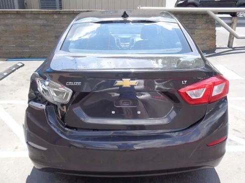 Used 2017 Chevrolet Cruze LT w/ Convenience Package FWD image 4
