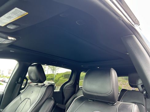 Used 2024 Chrysler Pacifica Premium image 15