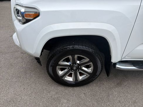 Used 2017 Toyota Tacoma Limited AWD/4WD image 4