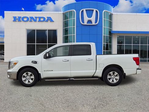 Used 2017 Nissan Titan SV image 6