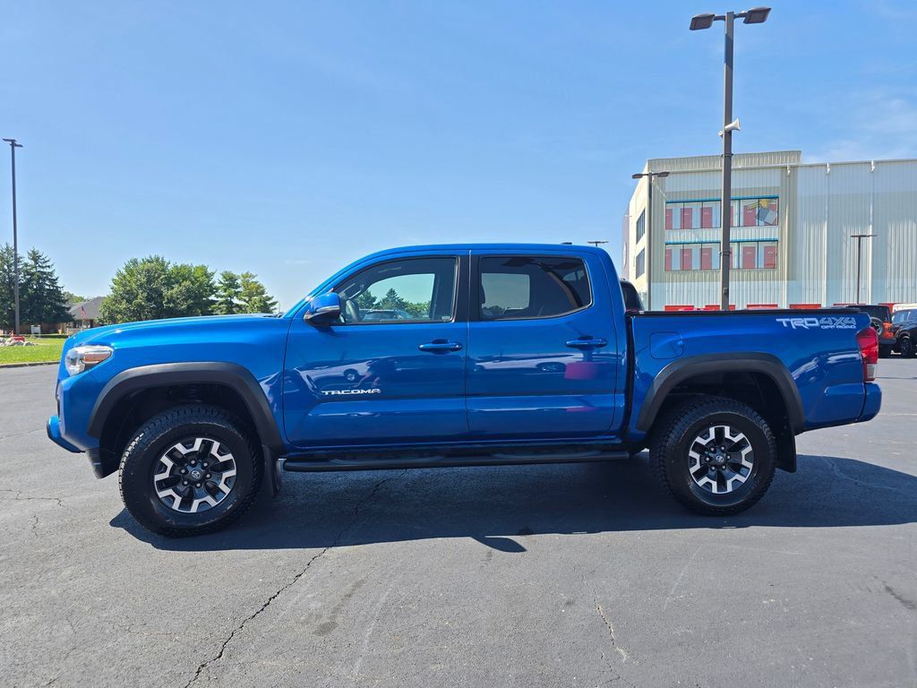 Used 2017 Toyota Tacoma TRD Off-Road AWD/4WD image 5