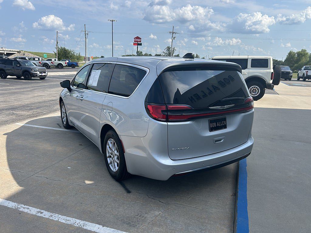 Used 2024 Chrysler Pacifica Touring-L FWD image 3