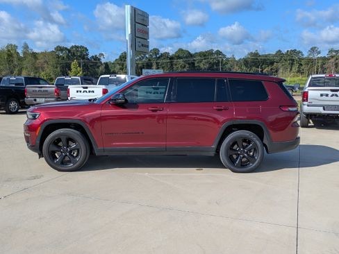 Used 2024 Jeep Grand Cherokee L Limited w/ Black Appearance Package AWD/4WD image 2