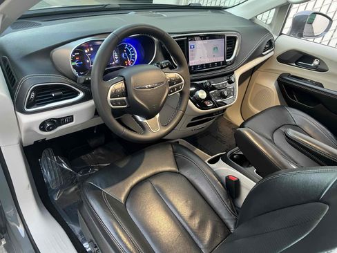 Used 2022 Chrysler Pacifica Touring-L image 3