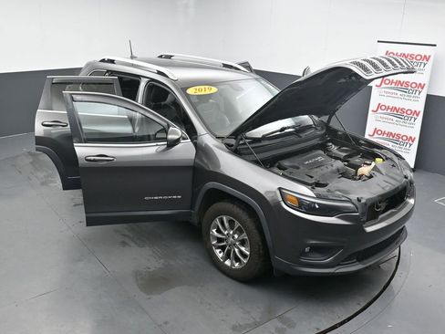 Used 2019 Jeep Cherokee Latitude Plus w/ Comfort/Convenience Group AWD/4WD image 39