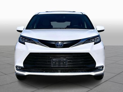 Used 2022 Toyota Sienna XLE image 3