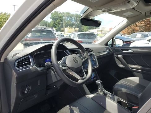 Certified 2024 Volkswagen Tiguan SE w/ Panoramic Sunroof Package FWD image 18