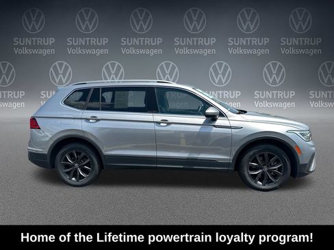Used 2022 Volkswagen Tiguan SE w/ Panoramic Sunroof Package FWD image 7
