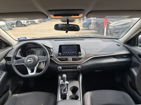Used 2025 Nissan Altima 2.5 SV FWD image 33