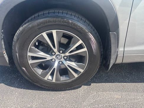 Used 2016 Toyota Highlander XLE AWD/4WD image 5