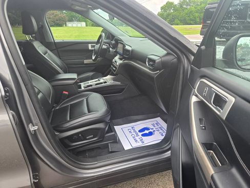 Used 2022 Ford Explorer XLT w/ Equipment Group 202A RWD image 10