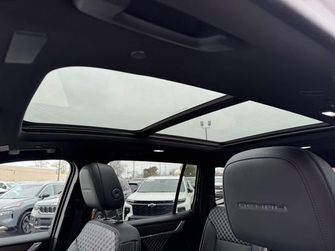 Used 2025 GMC Acadia Denali image 3