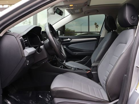 Used 2025 Volkswagen Jetta SE FWD image 38