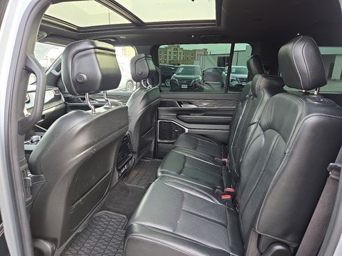 Used 2022 Jeep Wagoneer Series III w/ Premium Group I AWD/4WD image 9