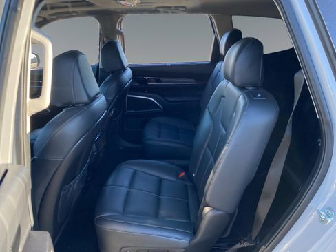 Used 2022 Kia Telluride EX w/ EX Premium Package image 13