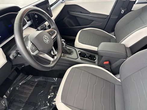 Used 2025 Volkswagen Taos SE FWD image 18