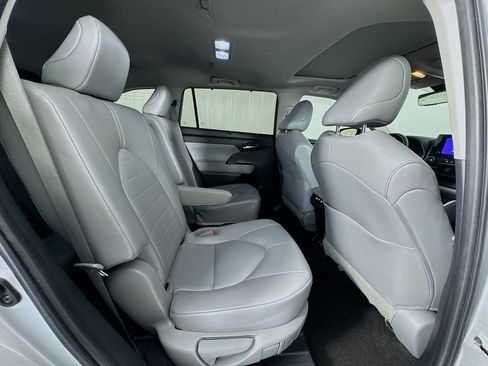 Used 2023 Toyota Highlander XLE image 28