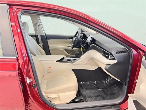 Used 2021 Toyota Camry LE image 8