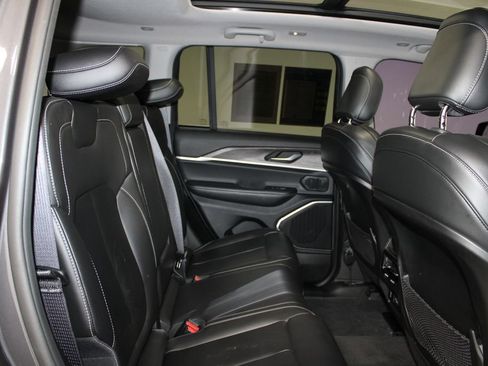 Used 2022 Jeep Grand Cherokee Limited AWD/4WD image 30