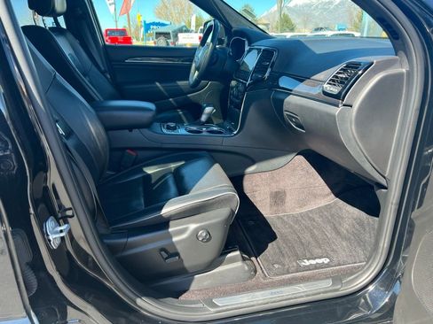 Used 2019 Jeep Grand Cherokee Overland AWD/4WD image 19