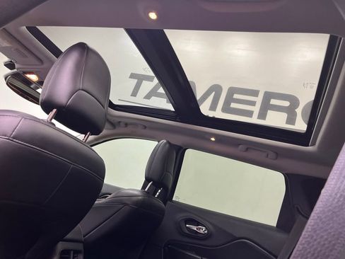 Used 2019 Jeep Cherokee Trailhawk AWD/4WD image 14