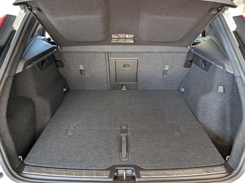 Used 2024 Volvo XC40 B5 Plus image 18