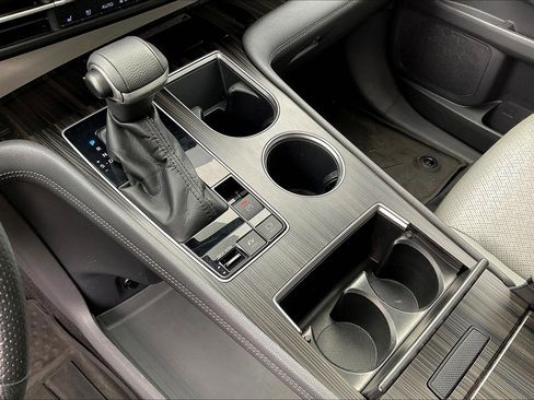 Used 2022 Toyota Sienna Limited image 18