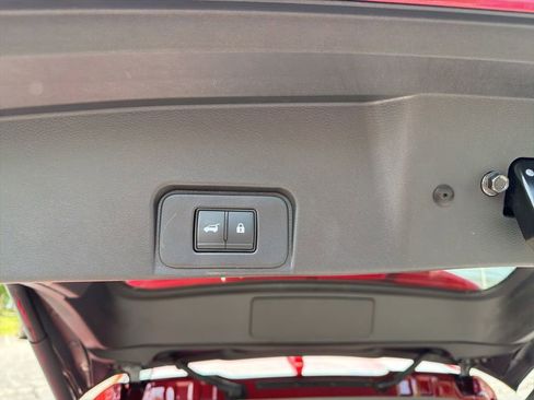 Certified 2025 Nissan Rogue SV FWD image 17
