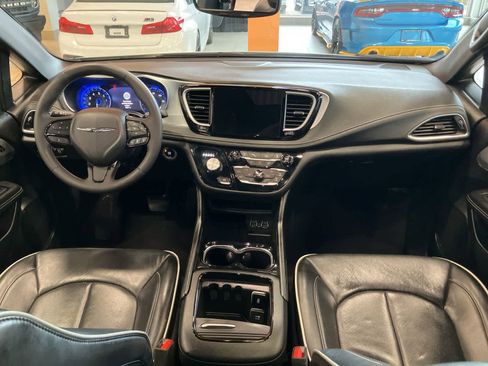 Used 2025 Chrysler Pacifica Limited FWD image 26