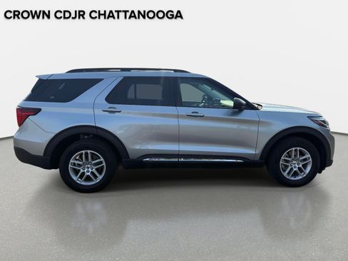 Used 2025 Ford Explorer Active AWD/4WD image 7