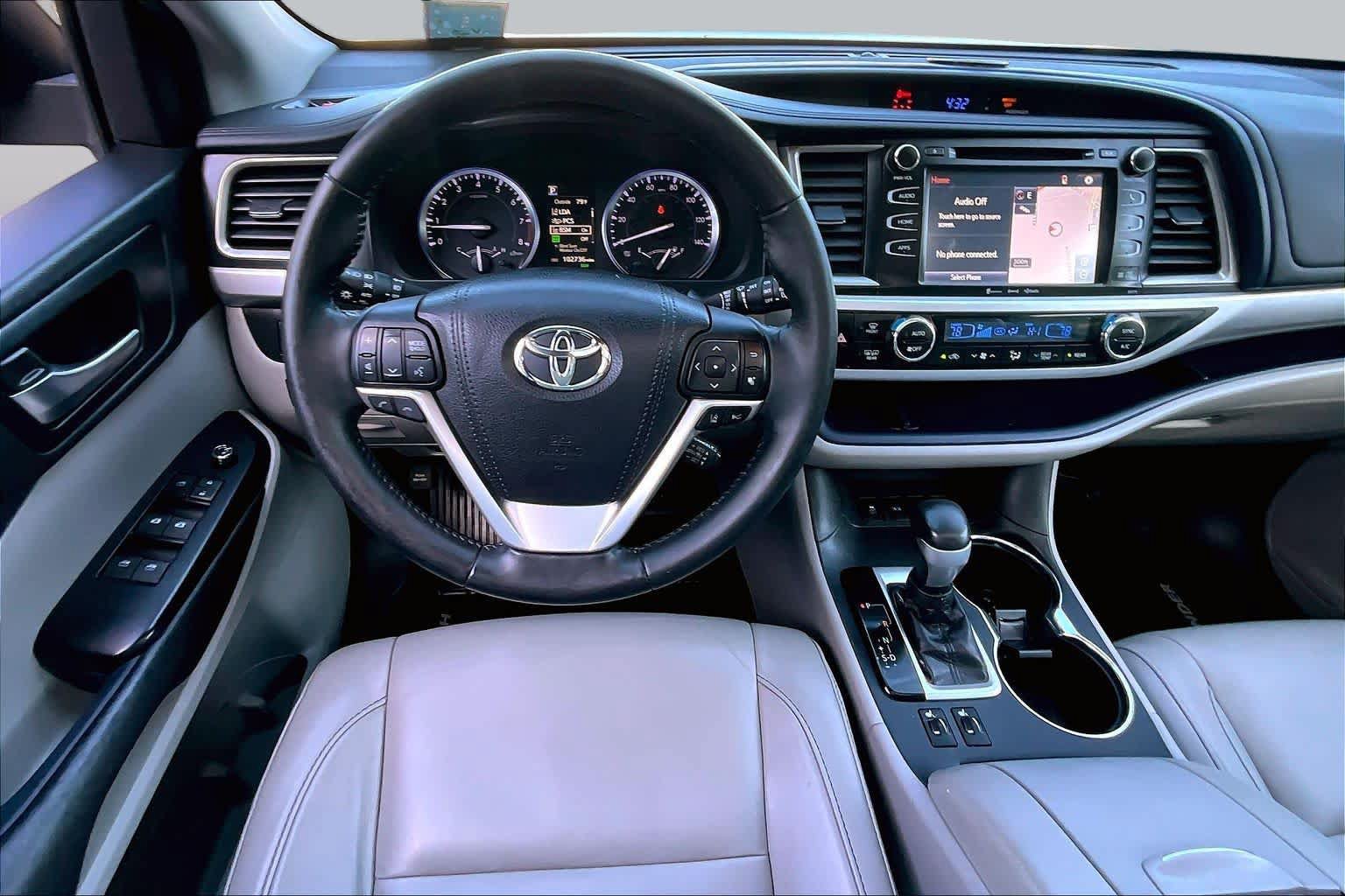 Used 2018 Toyota Highlander XLE AWD/4WD image 6