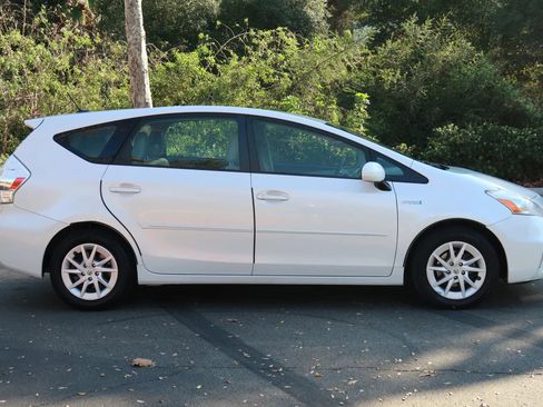 Used 2014 Toyota Prius V Two image 7