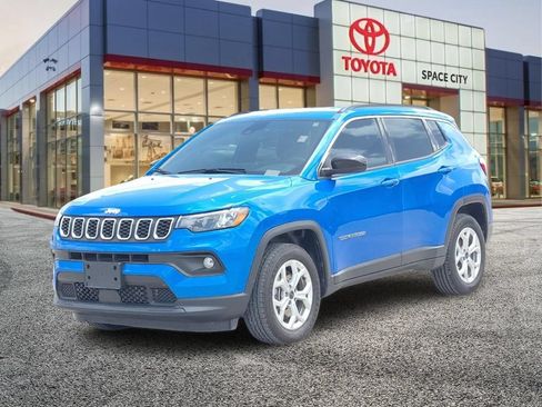 Used 2025 Jeep Compass Latitude AWD/4WD image 2